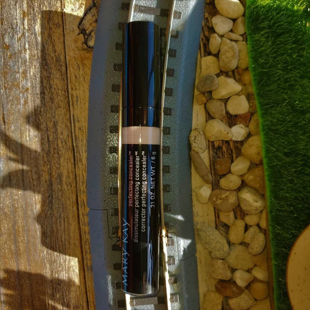 DISCONTINUED - Deep Ivory - Mary Kay Perfecting Concealer